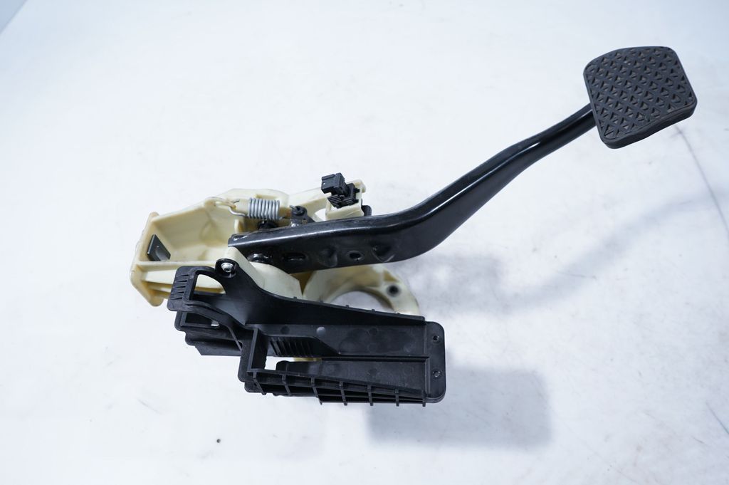 Brake pedal (3)