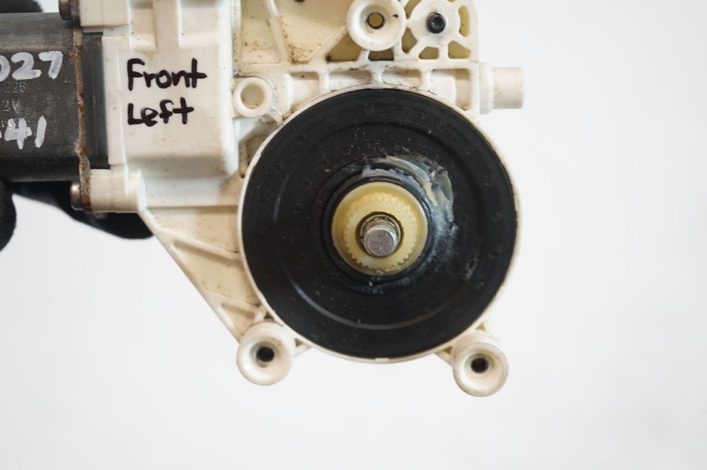 Front door window regulator with motor (7)