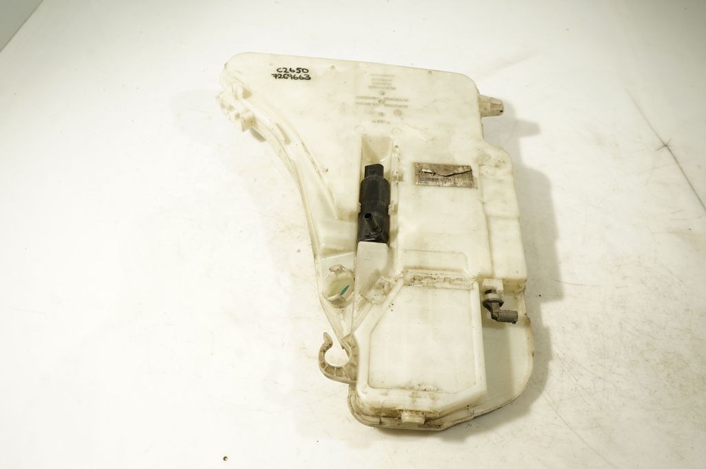 Windshield washer fluid reservoir/tank