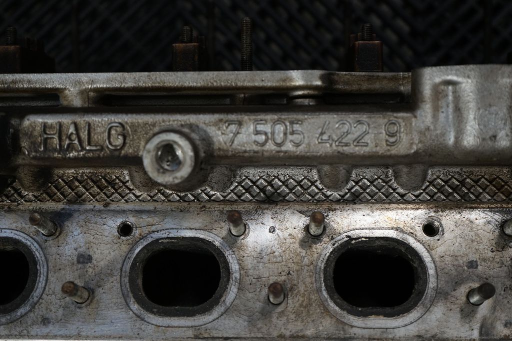 Engine head (10)