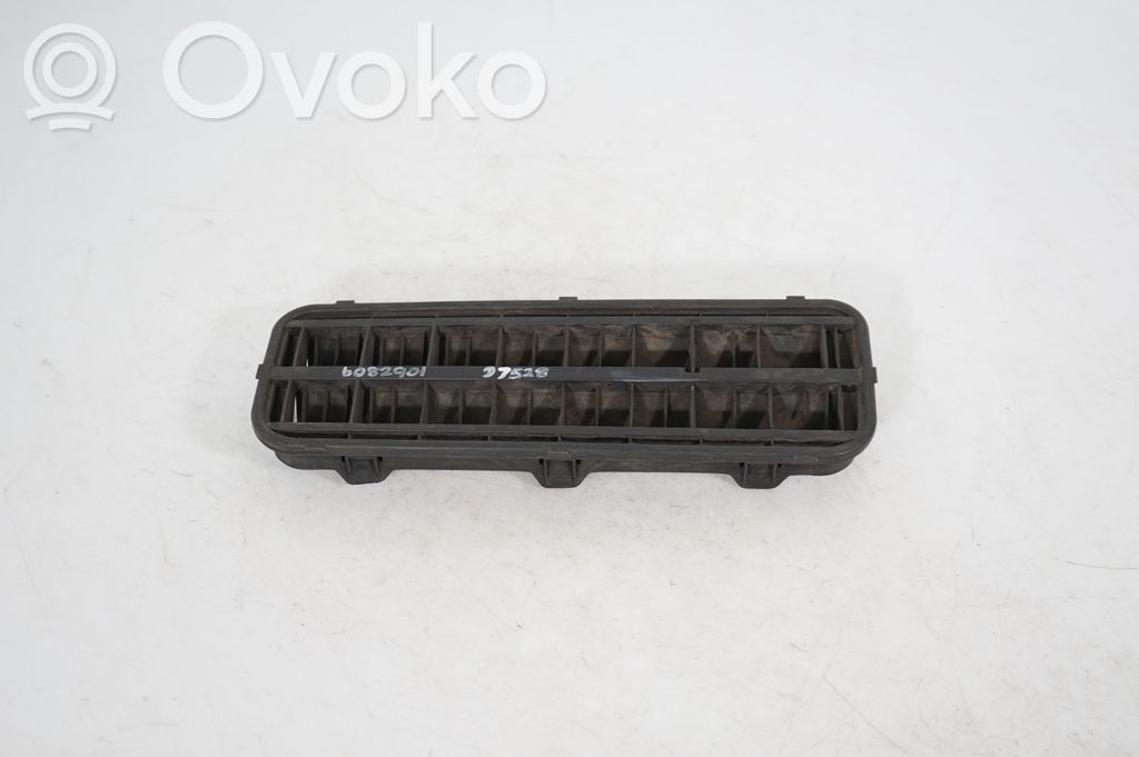 Quarter panel pressure vent