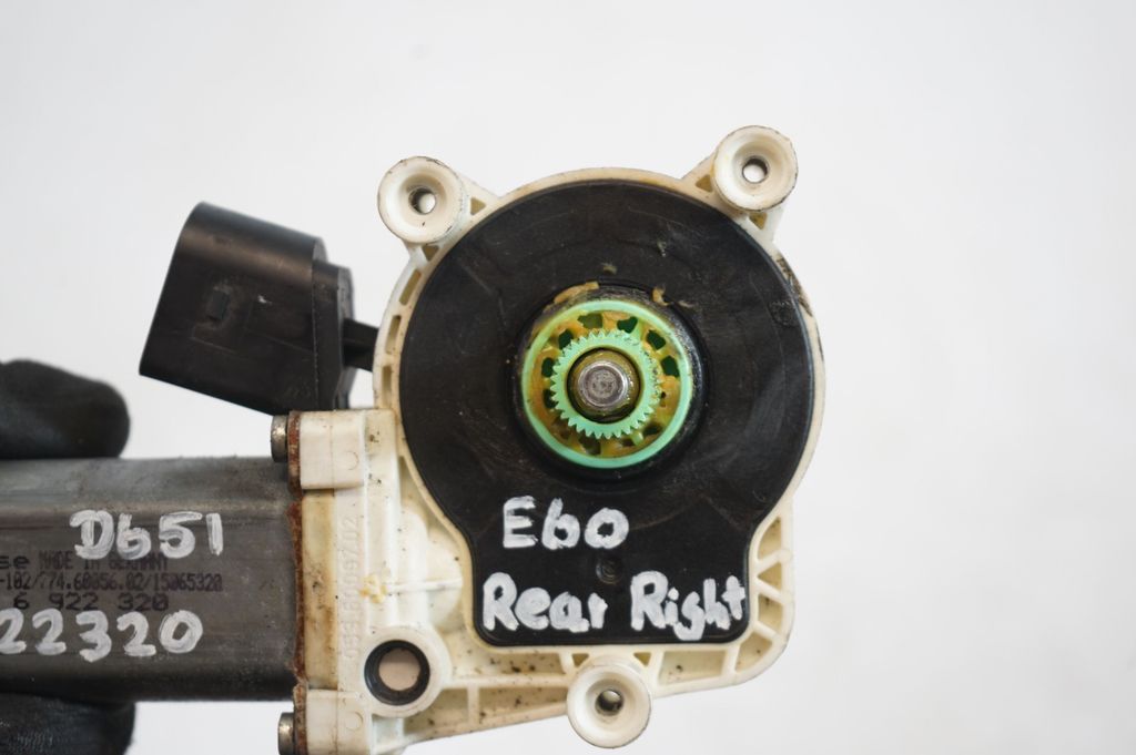 Rear door window regulator with motor (7)