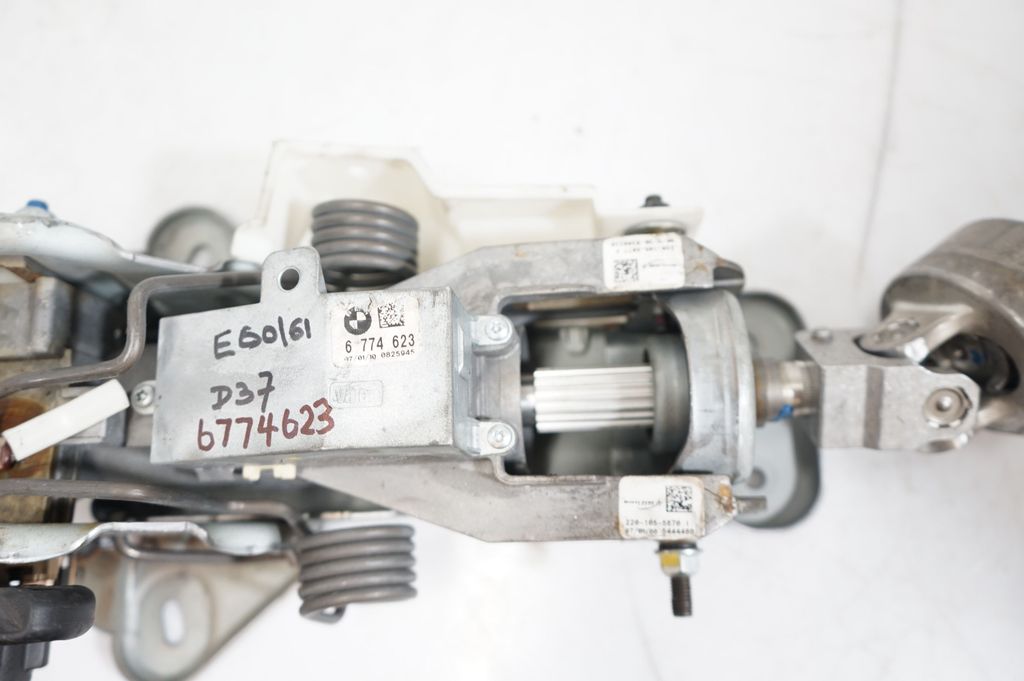 Steering wheel axle (9)