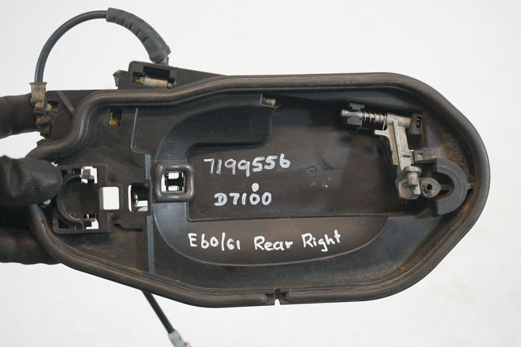 Rear door exterior handle/bracket (7)