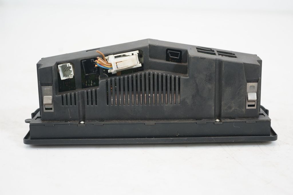 Climate control unit (8)