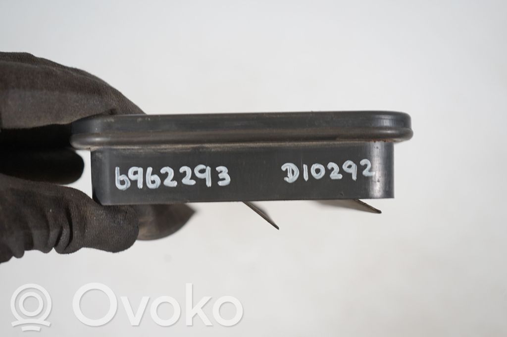 Quarter panel pressure vent (8)