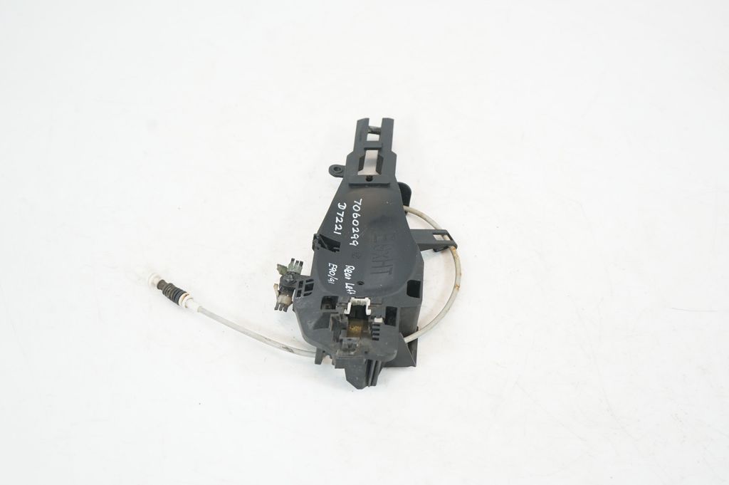 Rear door exterior handle/bracket (2)