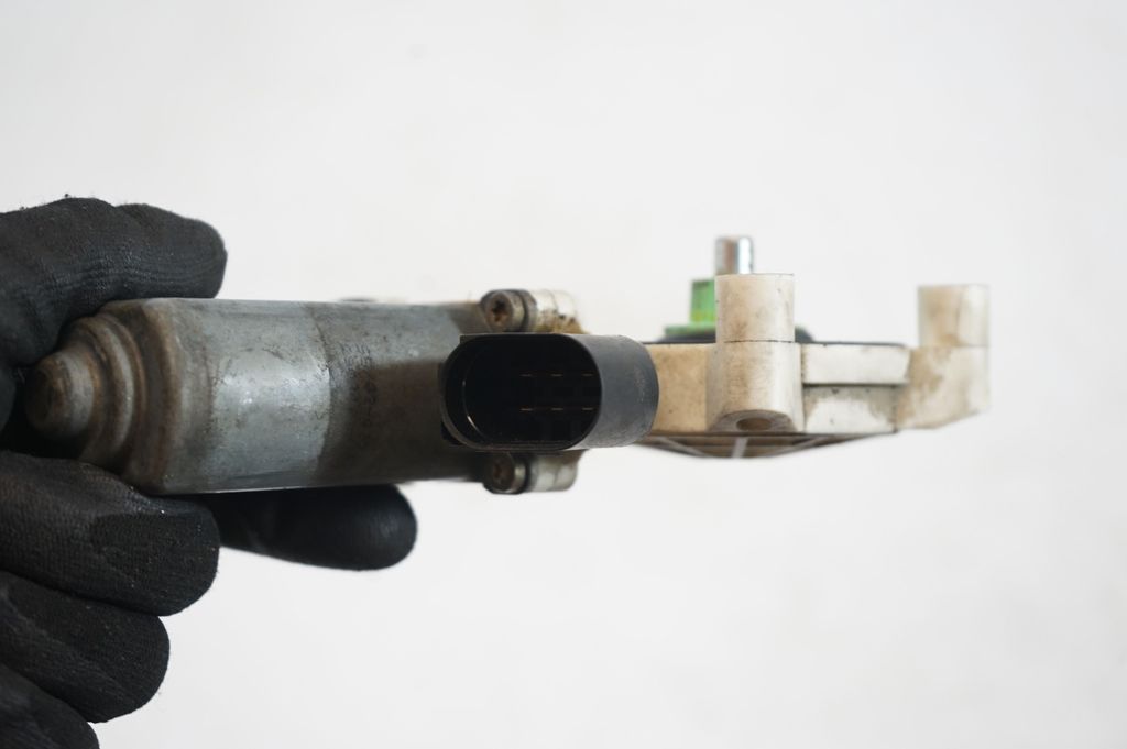 Rear door window regulator motor (7)