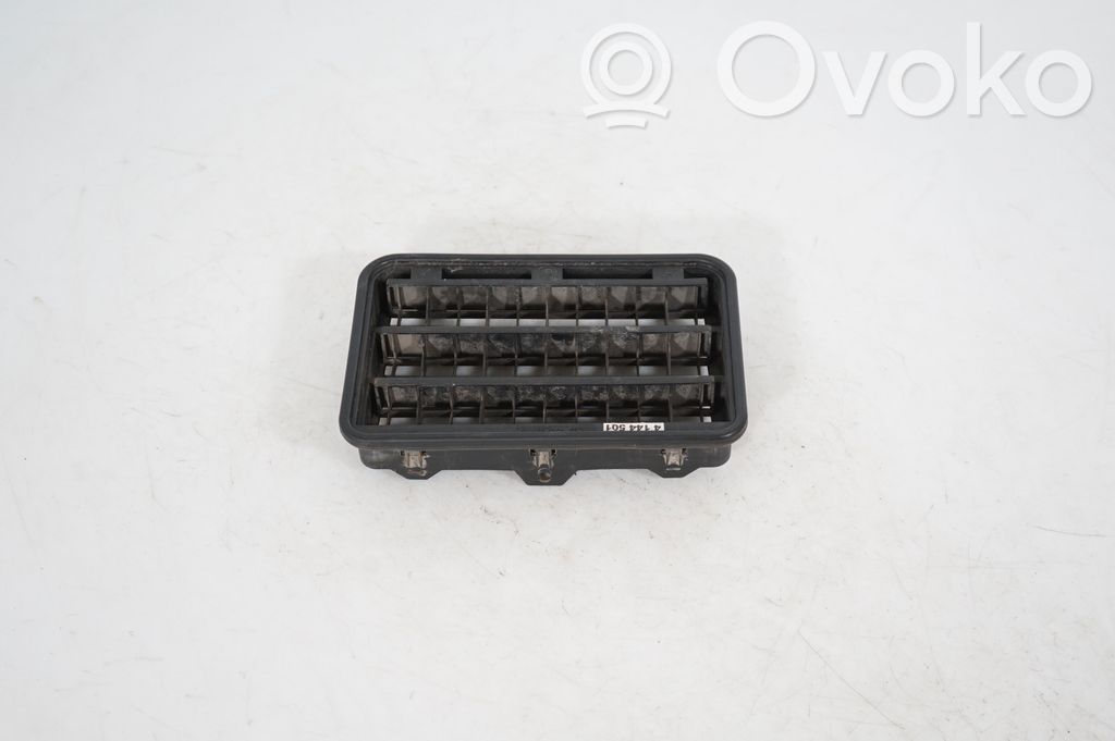 Quarter panel pressure vent