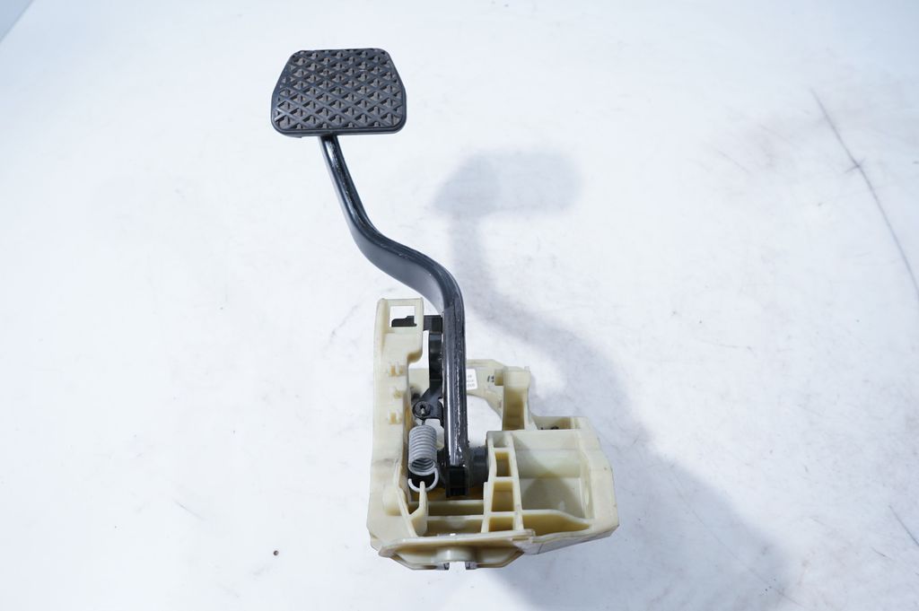 Brake pedal (2)