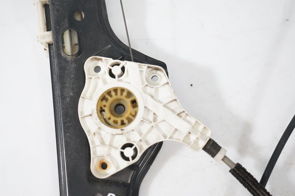 Front door window regulator with motor (8)