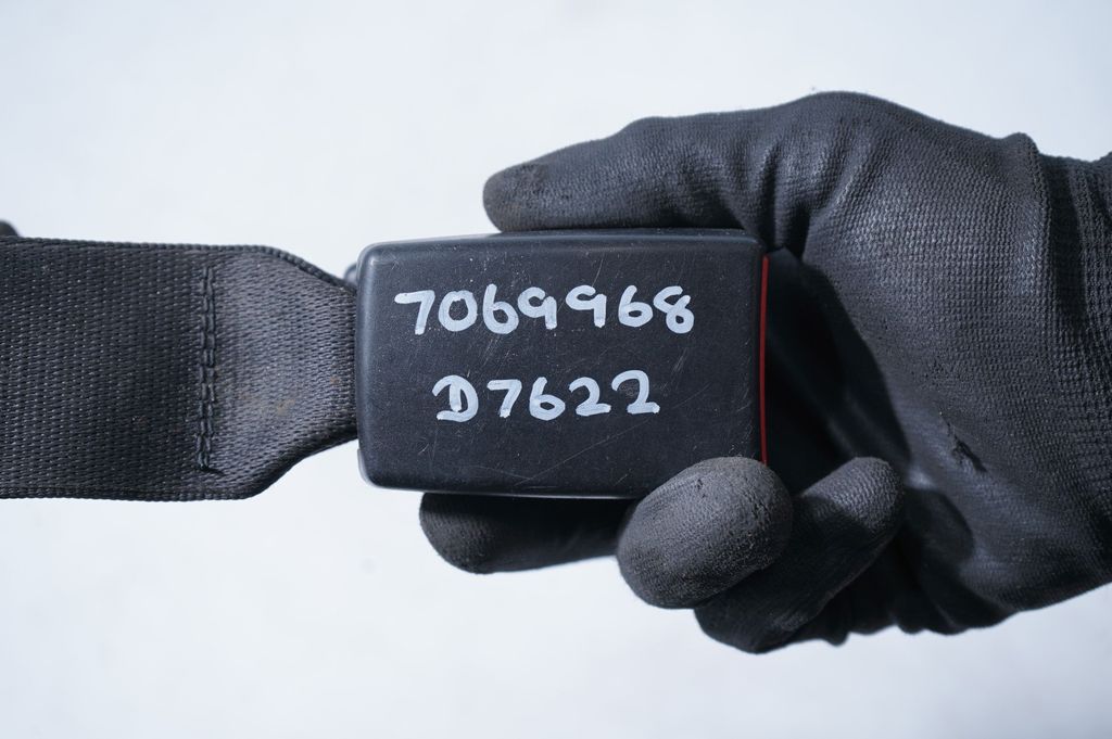 Rear seatbelt buckle (7)
