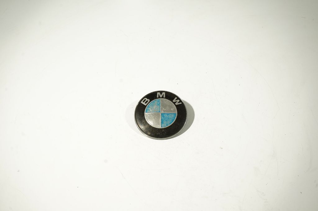 Manufacturer badge logo/emblem