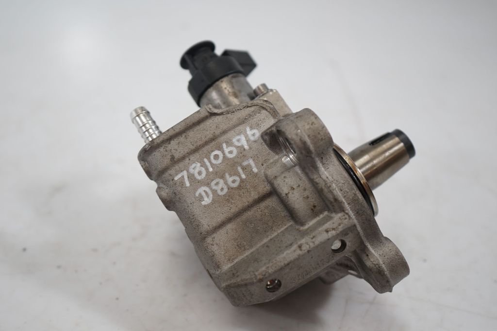 Fuel injection high pressure pump (10)