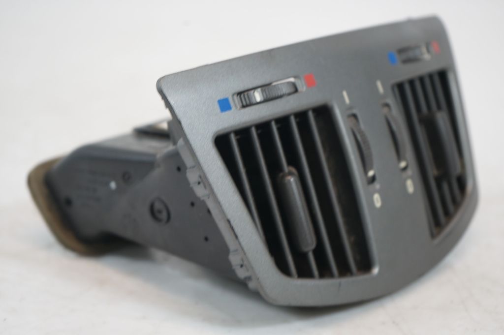Rear air vent grill (8)