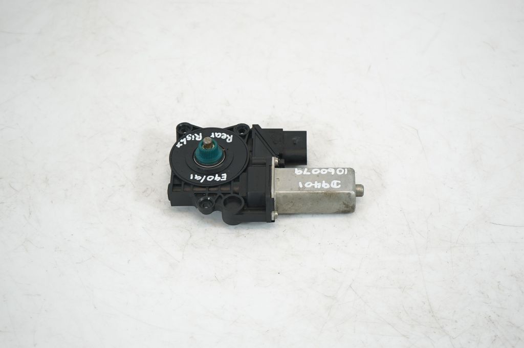 Rear door window regulator with motor (3)