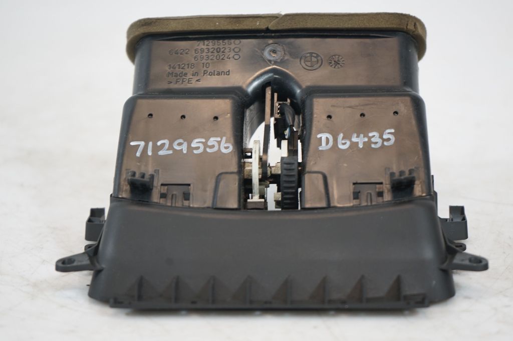 Rear air vent grill (9)