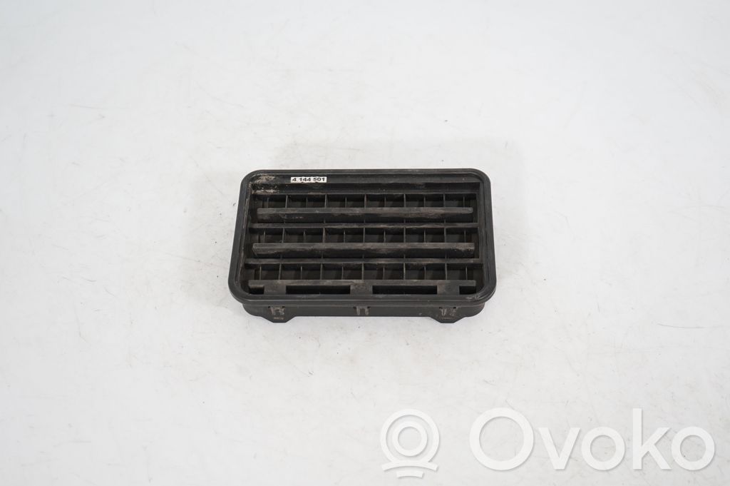 Quarter panel pressure vent