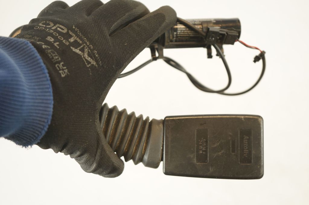 Front seatbelt buckle (7)