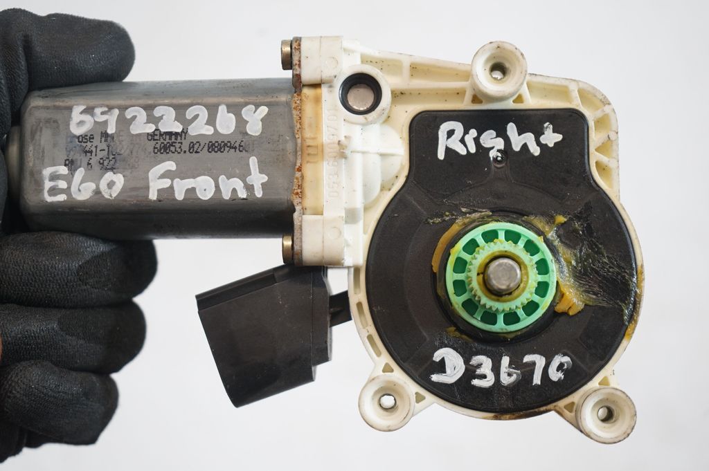 Front door window regulator with motor (8)