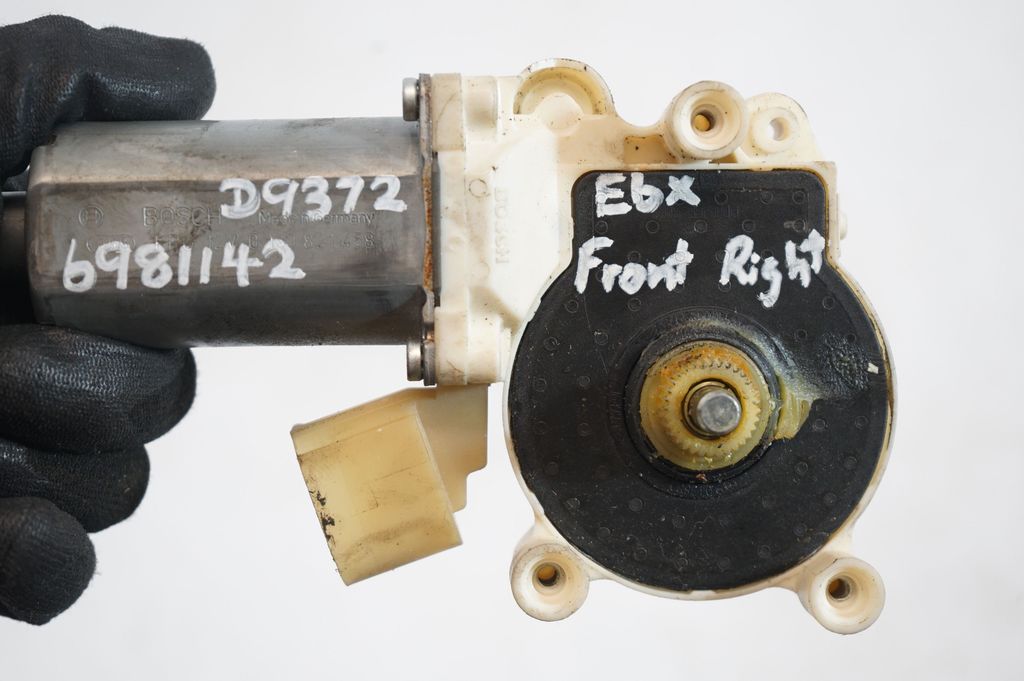 Front door window regulator with motor (8)