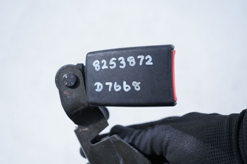 Rear seatbelt buckle (6)
