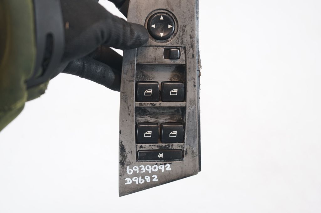 Electric window control switch (8)