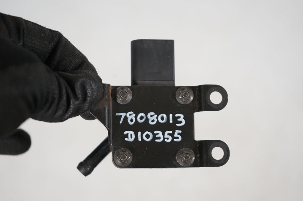 Exhaust gas pressure sensor (8)