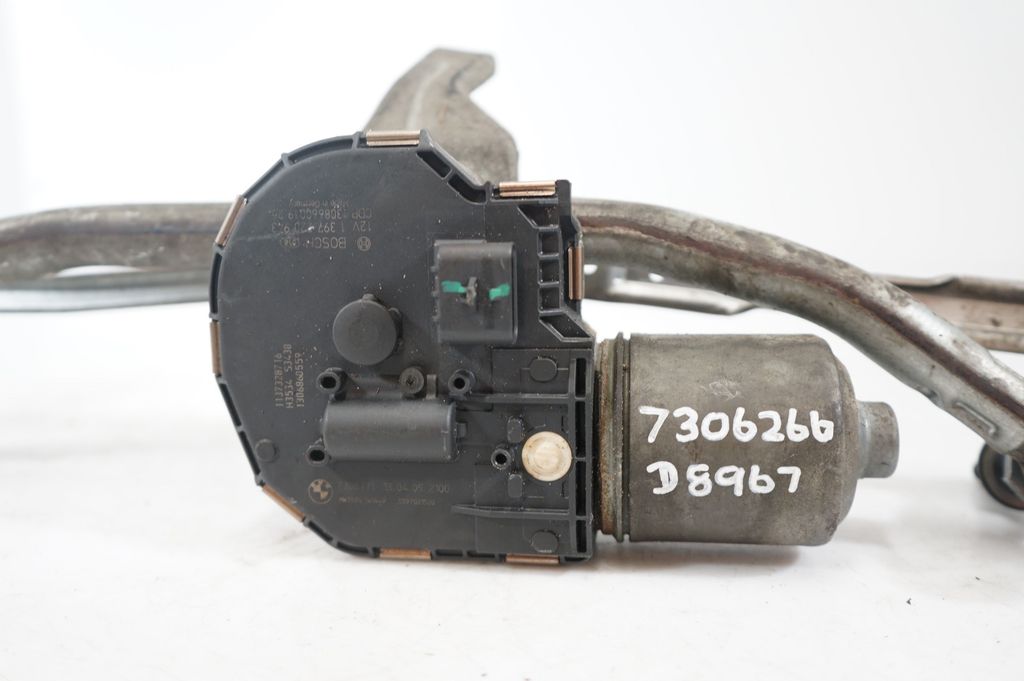 Front wiper linkage and motor (10)