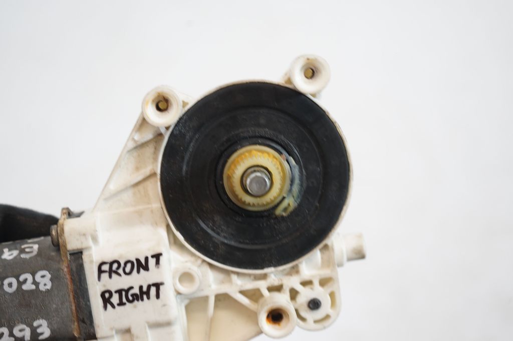 Front door window regulator with motor (7)