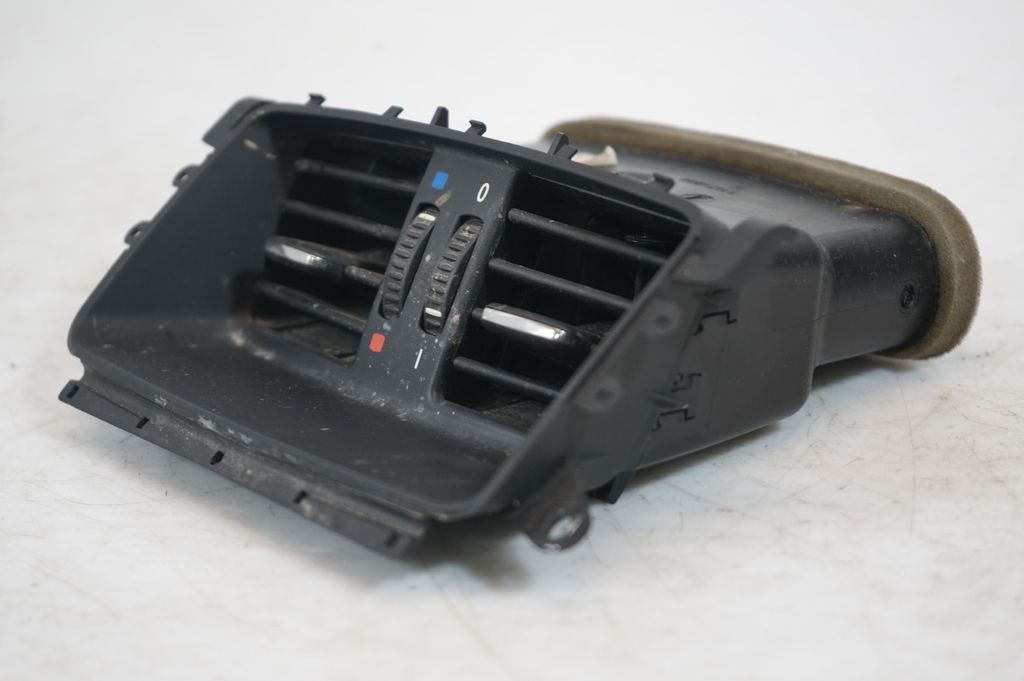 Rear air vent grill (6)