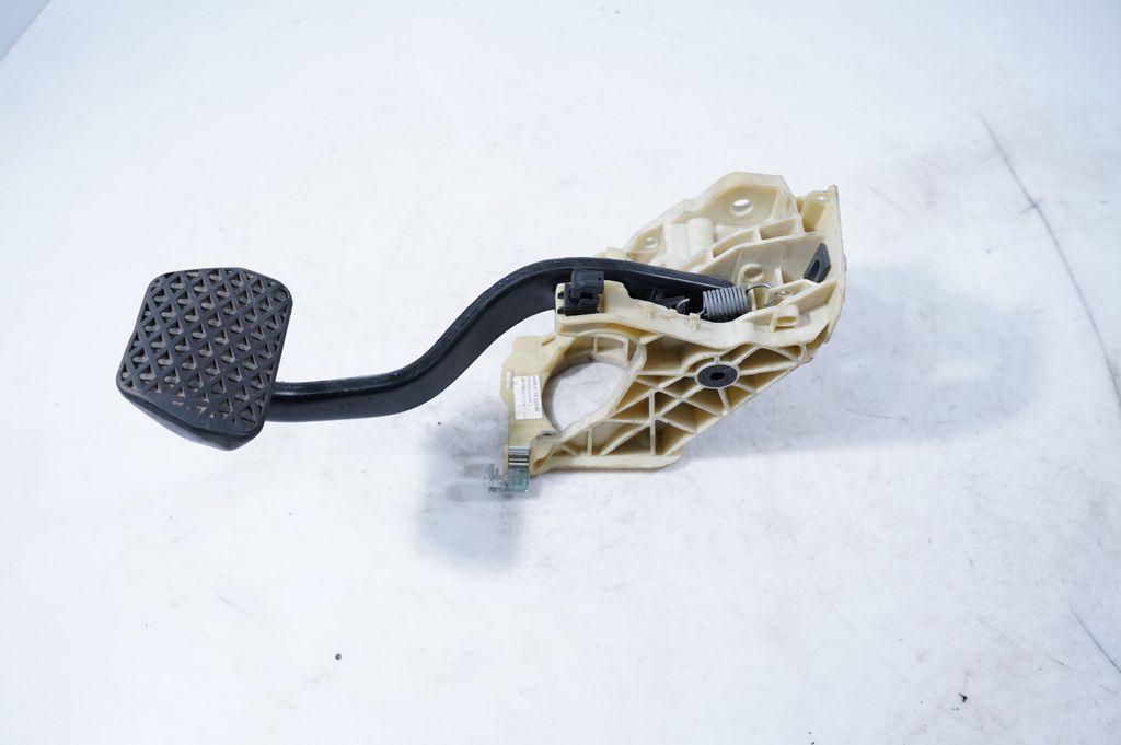 Brake pedal (5)