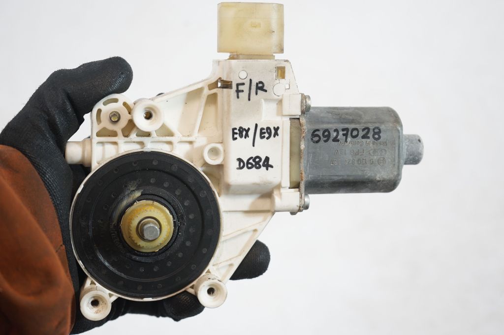 Front door window regulator with motor (8)