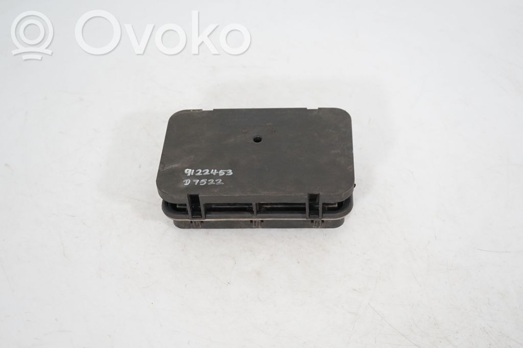 Quarter panel pressure vent