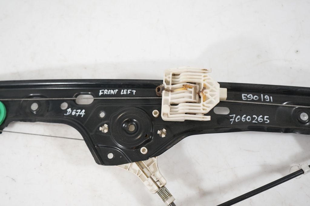 Front door window regulator with motor (9)