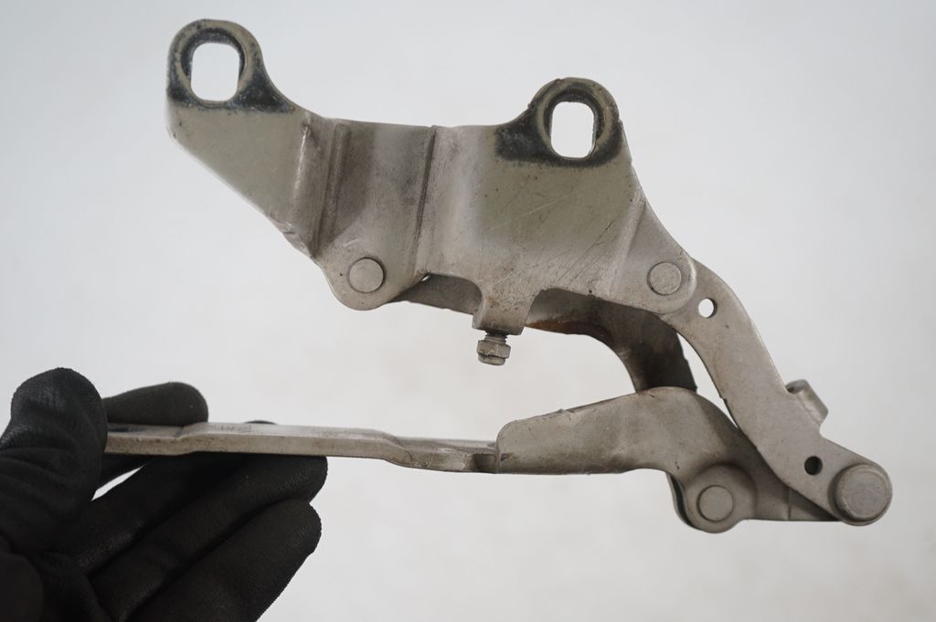 Engine bonnet/hood hinges (6)