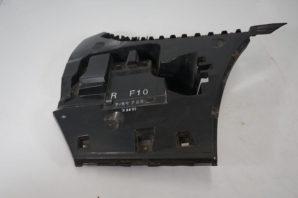 Rear bumper mounting bracket