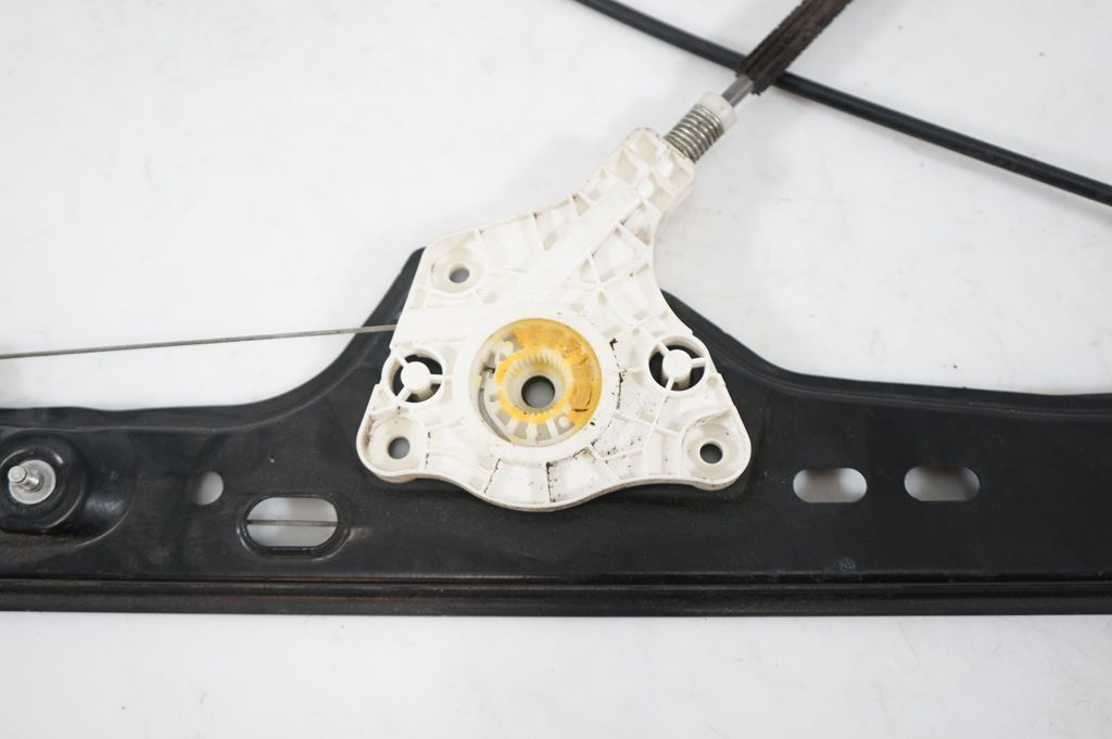 Front door window regulator with motor (8)