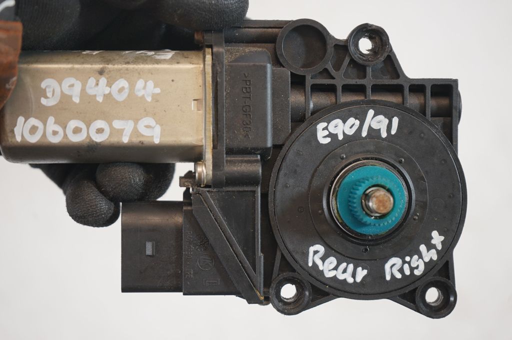 Rear door window regulator with motor (9)