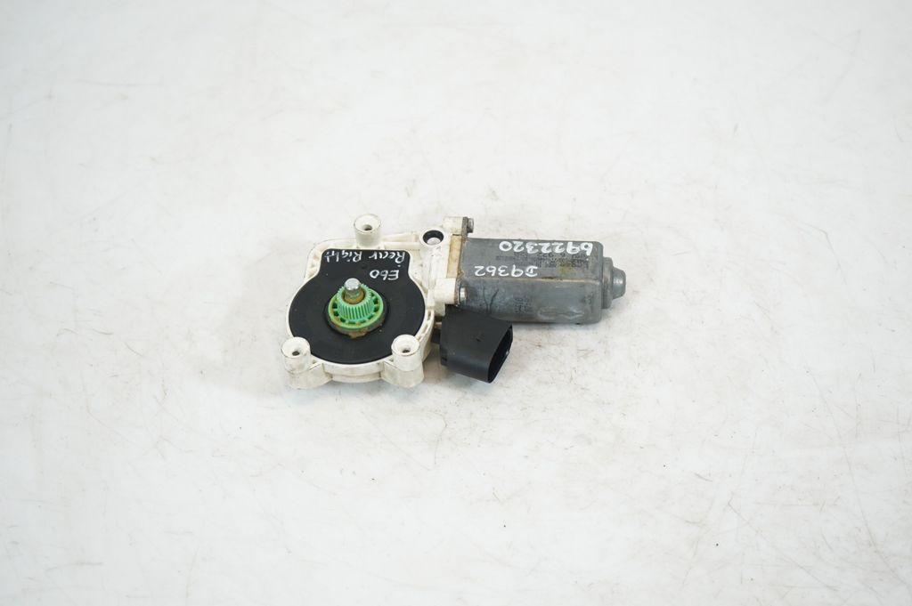 Rear door window regulator with motor (3)