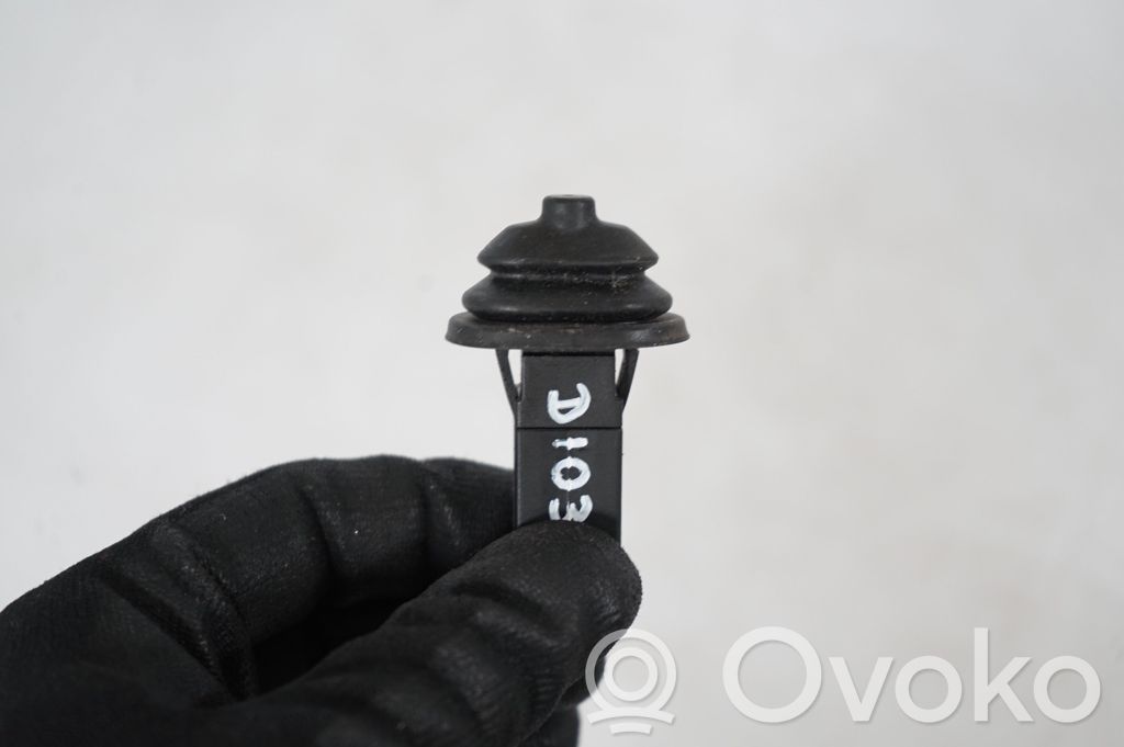 Fuel tank cap lock (6)