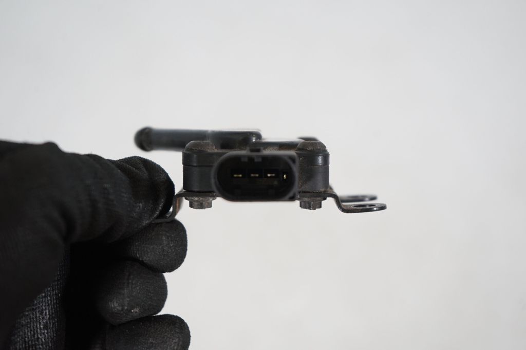 Exhaust gas pressure sensor (7)