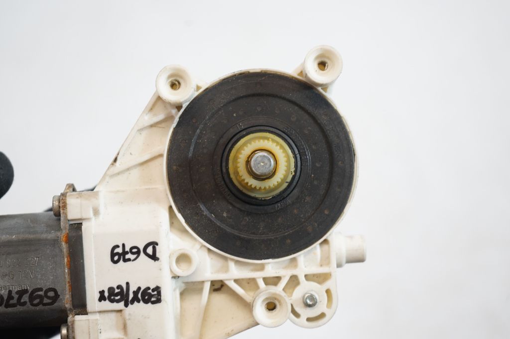 Front door window regulator with motor (7)