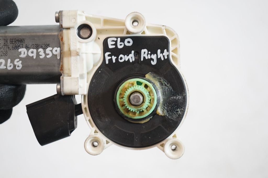 Front door window regulator with motor (7)