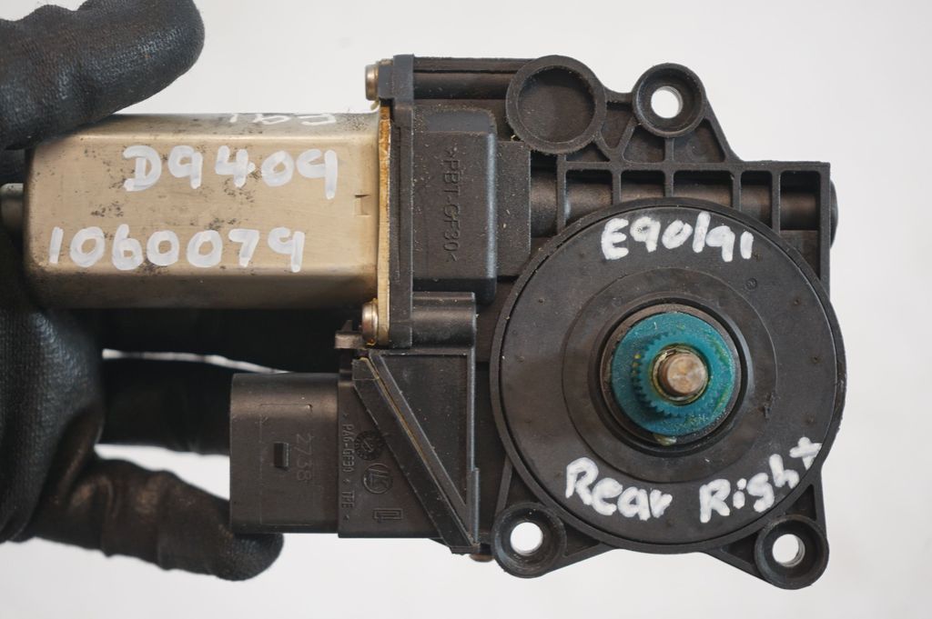 Rear door window regulator with motor (9)