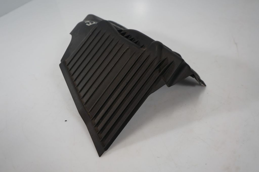 Engine cover (trim) (7)