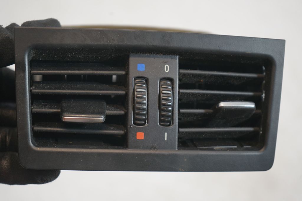 Rear air vent grill (7)