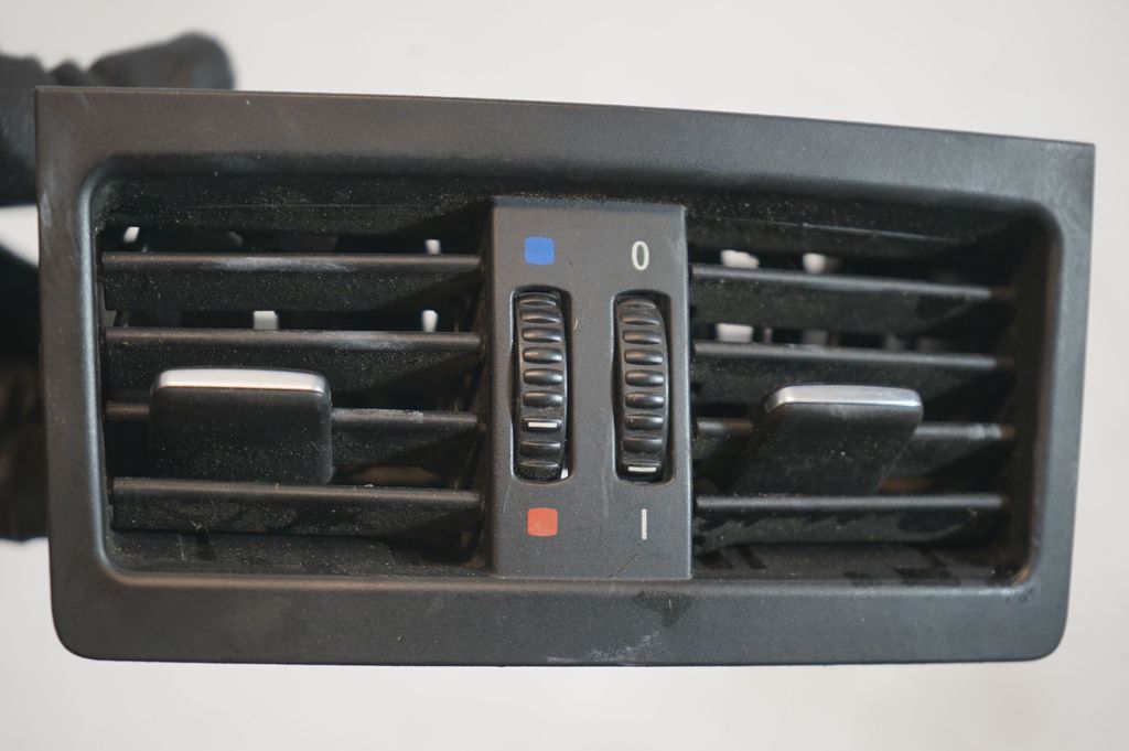 Rear air vent grill (7)