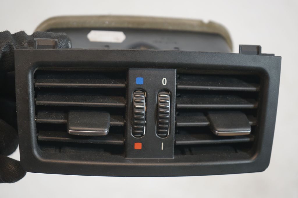 Rear air vent grill (7)