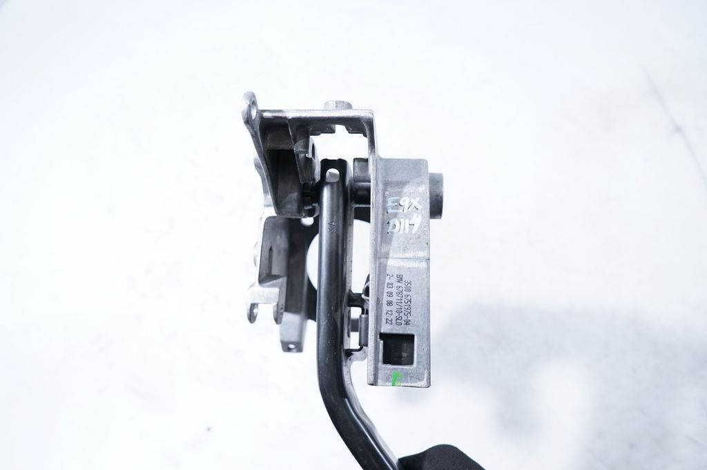 Brake pedal (7)